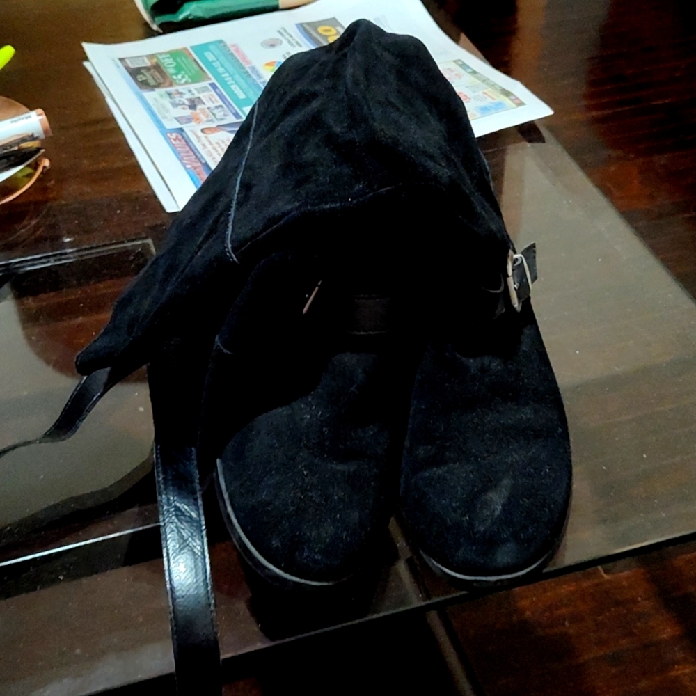 Mid thigh suede boots